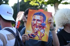 UFC на берегу Каспия: бойцы провели открытую тренировку в сердце Баку (ФОТО)