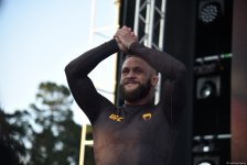 UFC на берегу Каспия: бойцы провели открытую тренировку в сердце Баку (ФОТО)
