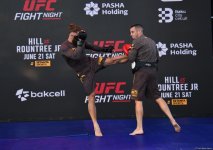 UFC на берегу Каспия: бойцы провели открытую тренировку в сердце Баку (ФОТО)