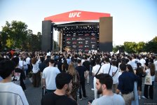 UFC на берегу Каспия: бойцы провели открытую тренировку в сердце Баку (ФОТО)