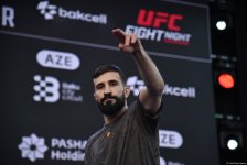 UFC на берегу Каспия: бойцы провели открытую тренировку в сердце Баку (ФОТО)