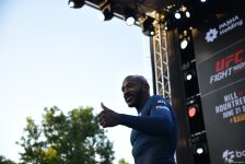 UFC на берегу Каспия: бойцы провели открытую тренировку в сердце Баку (ФОТО)