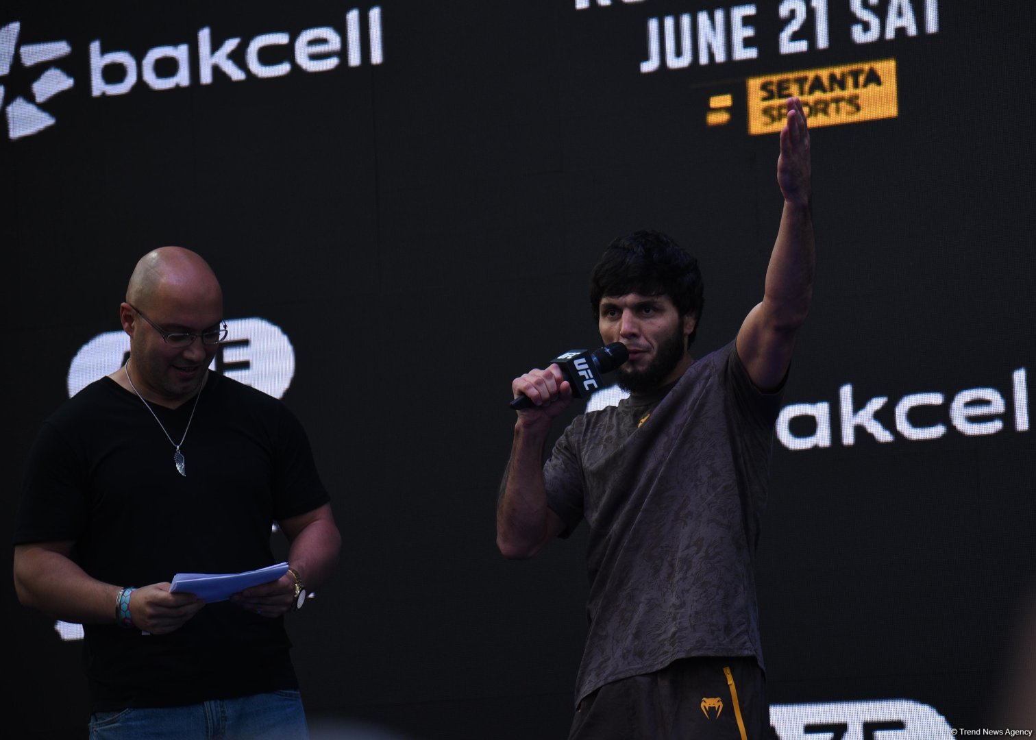 UFC на берегу Каспия: бойцы провели открытую тренировку в сердце Баку (ФОТО)