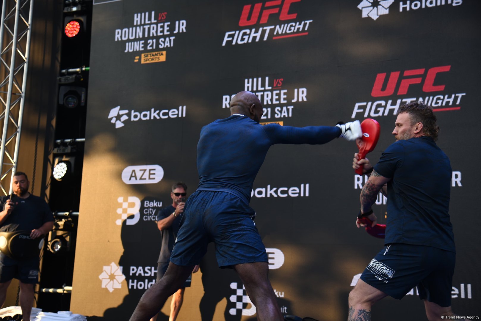 UFC на берегу Каспия: бойцы провели открытую тренировку в сердце Баку (ФОТО)