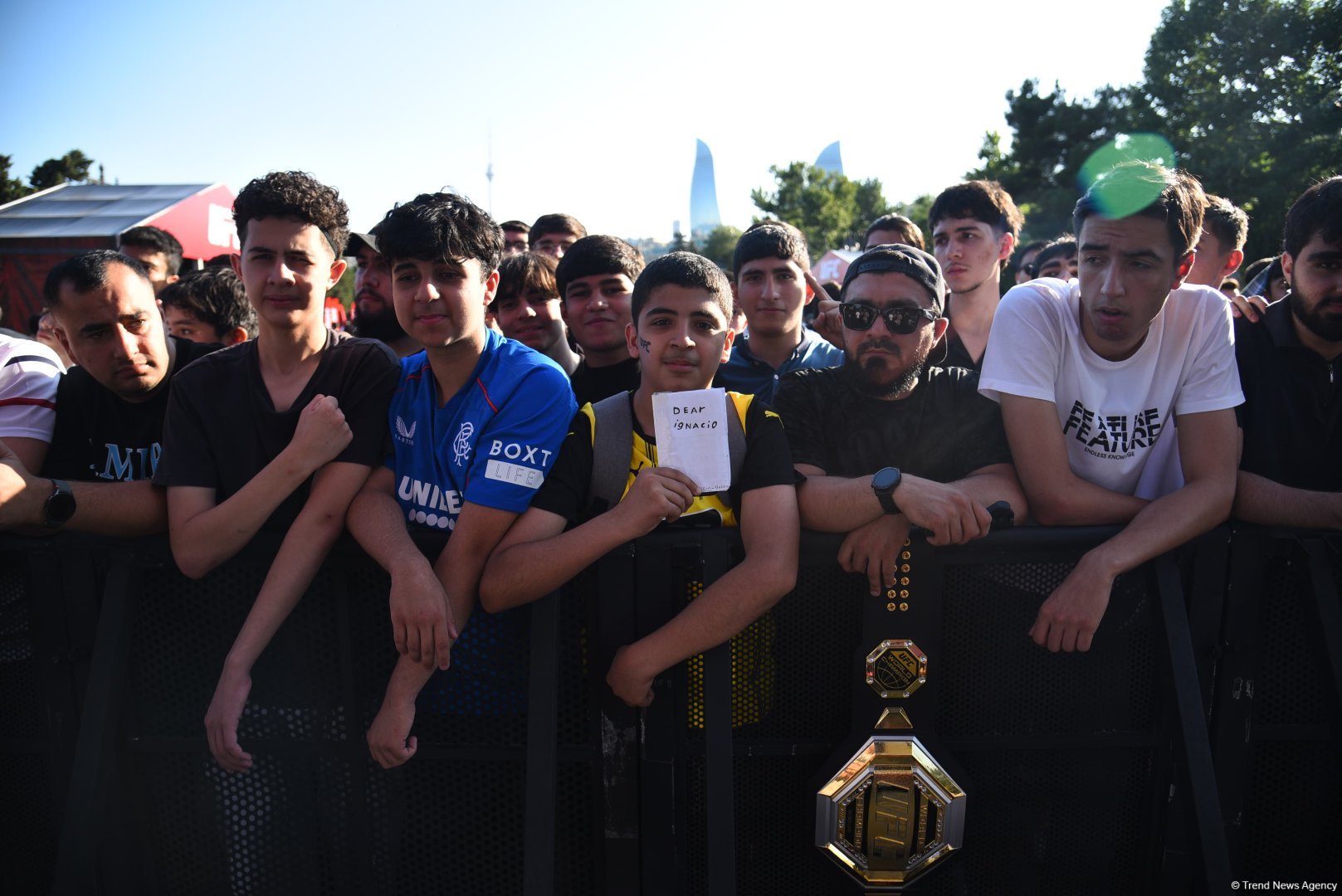 UFC на берегу Каспия: бойцы провели открытую тренировку в сердце Баку (ФОТО)