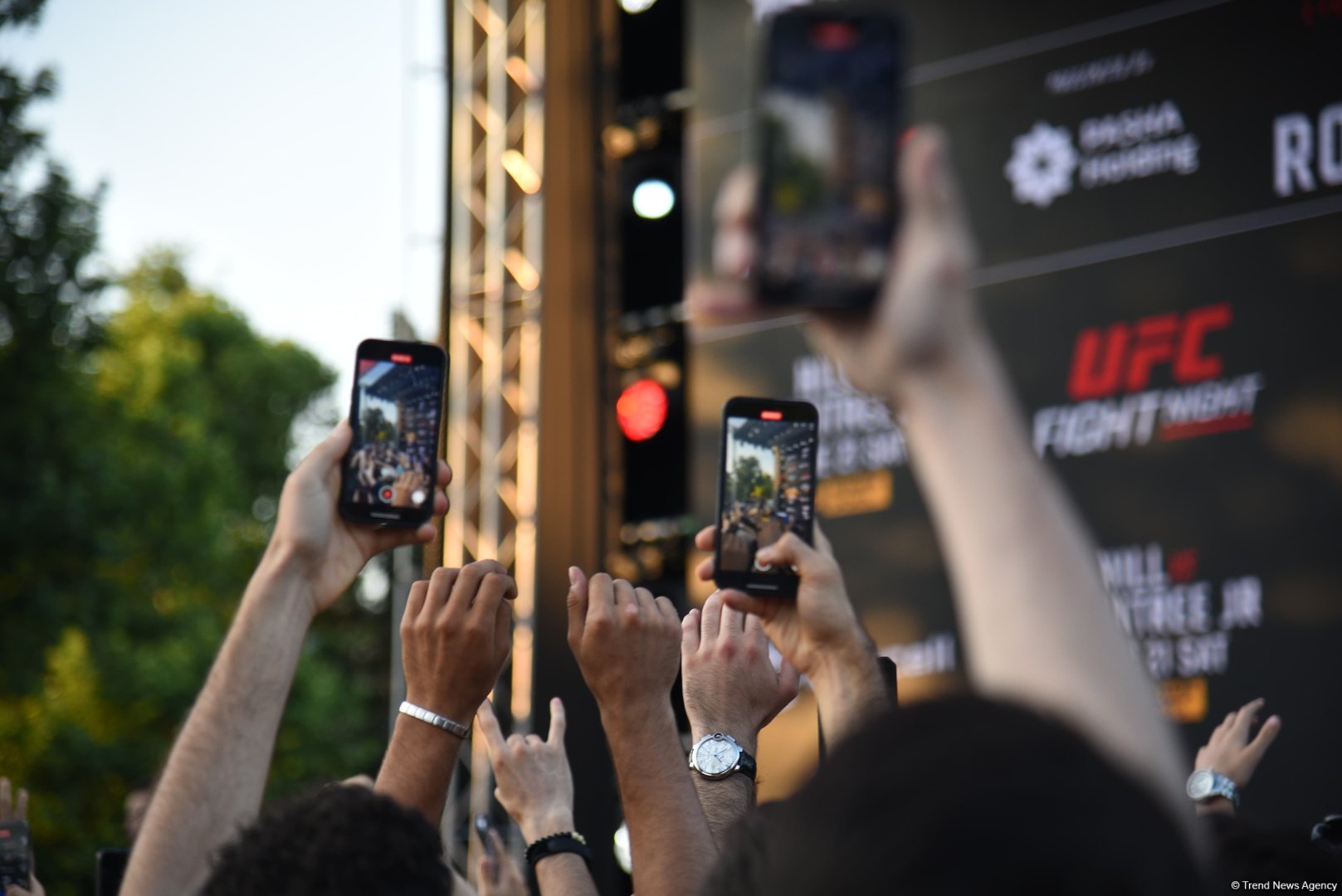 UFC на берегу Каспия: бойцы провели открытую тренировку в сердце Баку (ФОТО)