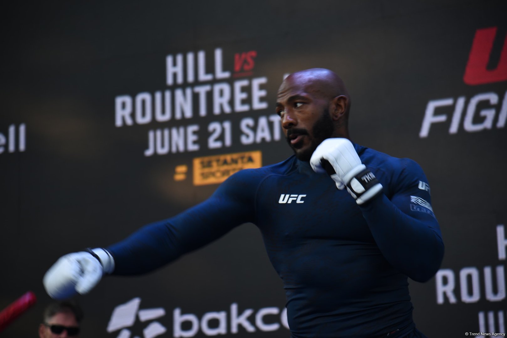 UFC на берегу Каспия: бойцы провели открытую тренировку в сердце Баку (ФОТО)