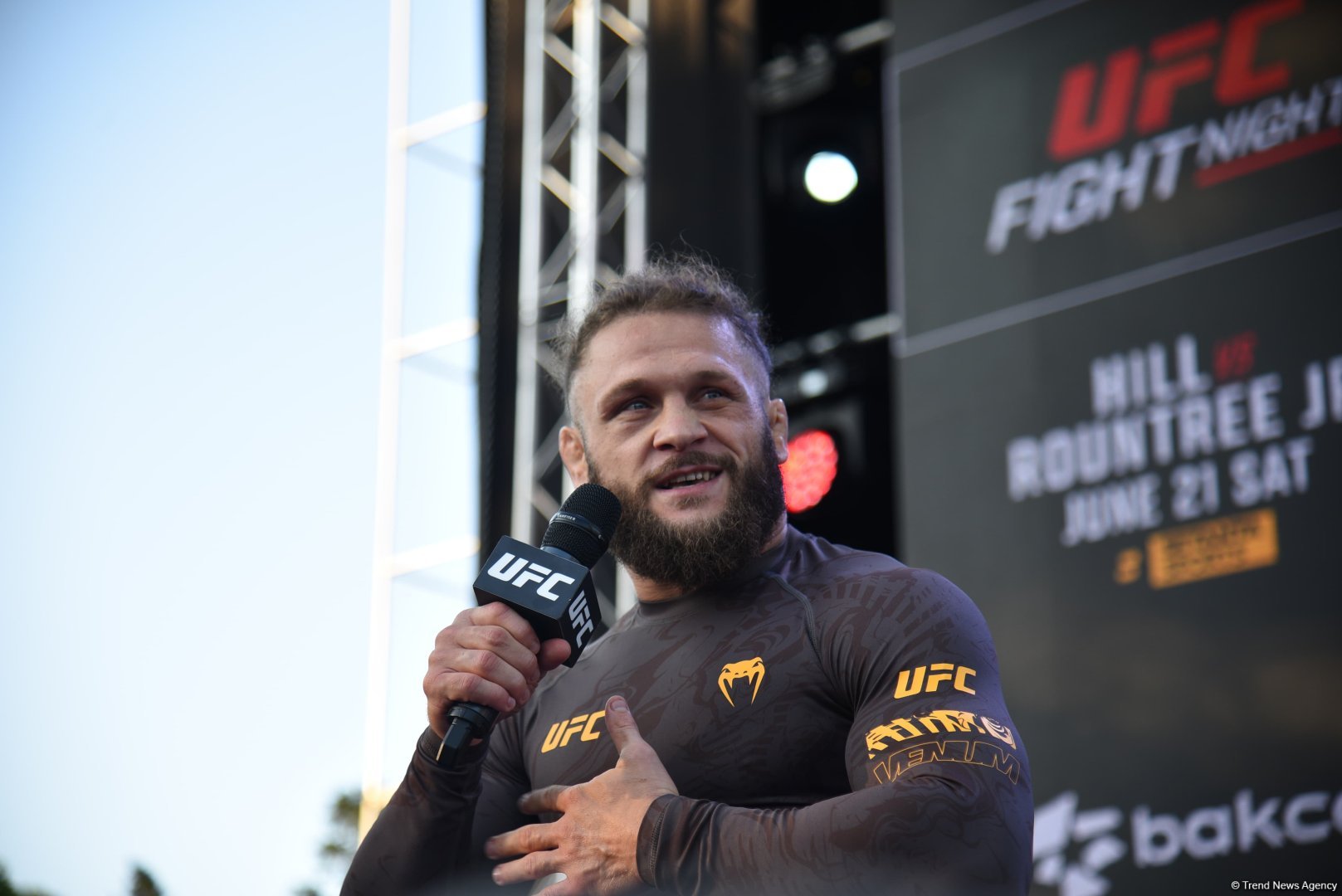 UFC на берегу Каспия: бойцы провели открытую тренировку в сердце Баку (ФОТО)