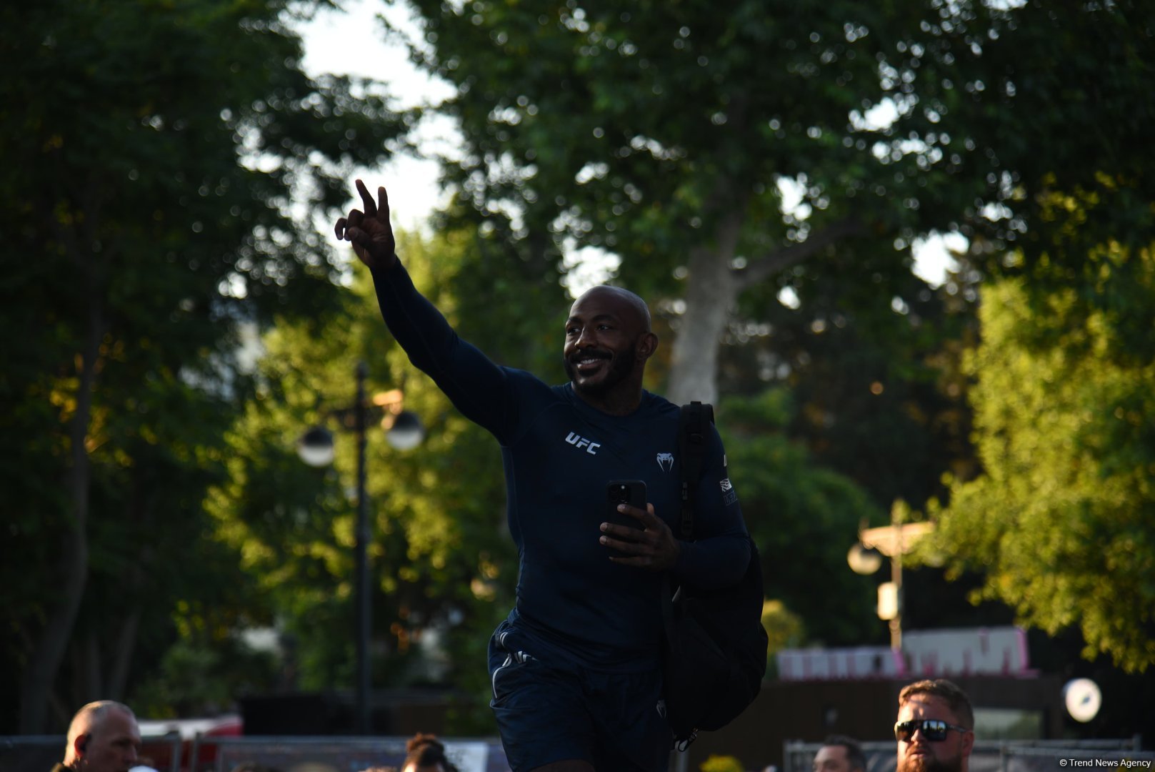 UFC на берегу Каспия: бойцы провели открытую тренировку в сердце Баку (ФОТО)