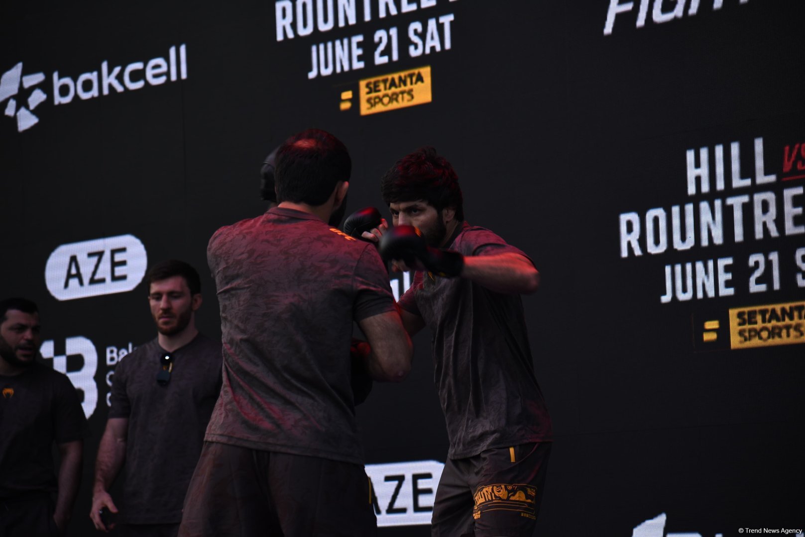 UFC на берегу Каспия: бойцы провели открытую тренировку в сердце Баку (ФОТО)