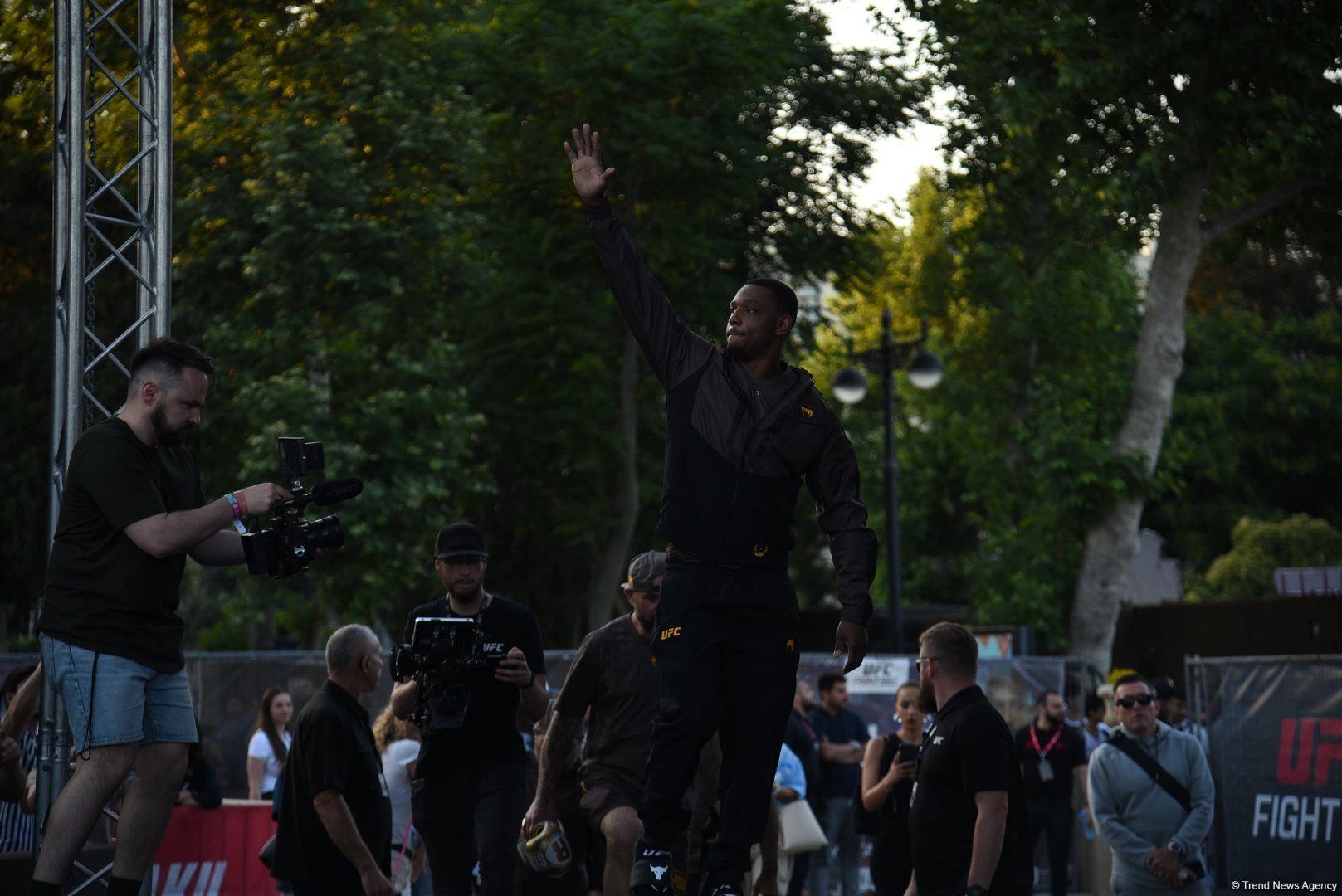 UFC на берегу Каспия: бойцы провели открытую тренировку в сердце Баку (ФОТО)