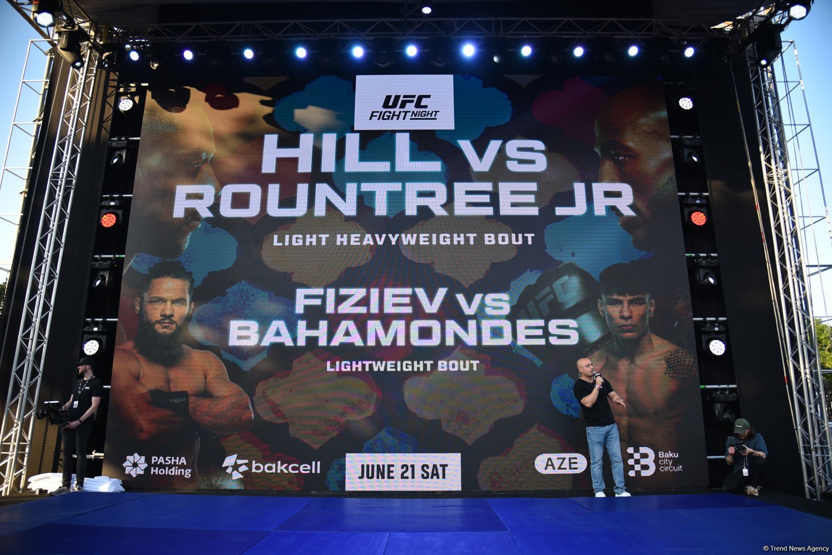 UFC на берегу Каспия: бойцы провели открытую тренировку в сердце Баку (ФОТО)