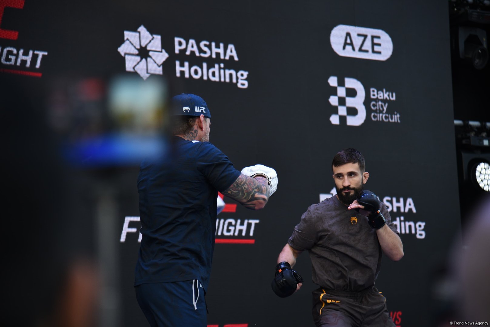 UFC на берегу Каспия: бойцы провели открытую тренировку в сердце Баку (ФОТО)