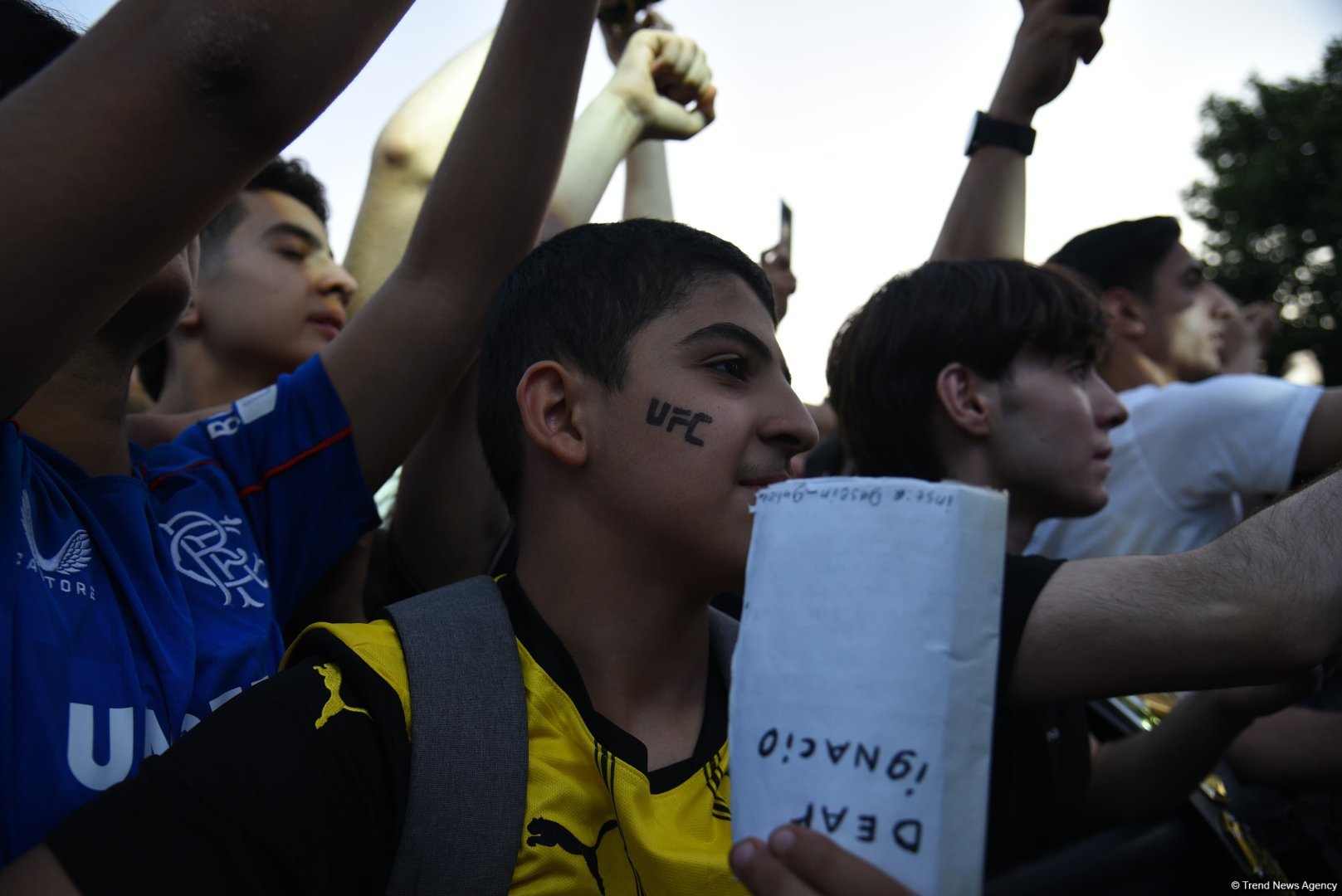 UFC на берегу Каспия: бойцы провели открытую тренировку в сердце Баку (ФОТО)