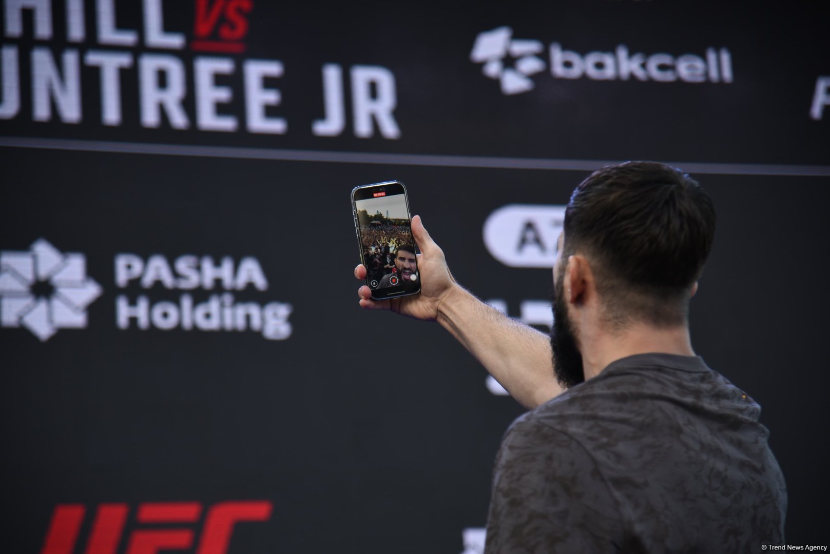 UFC на берегу Каспия: бойцы провели открытую тренировку в сердце Баку (ФОТО)