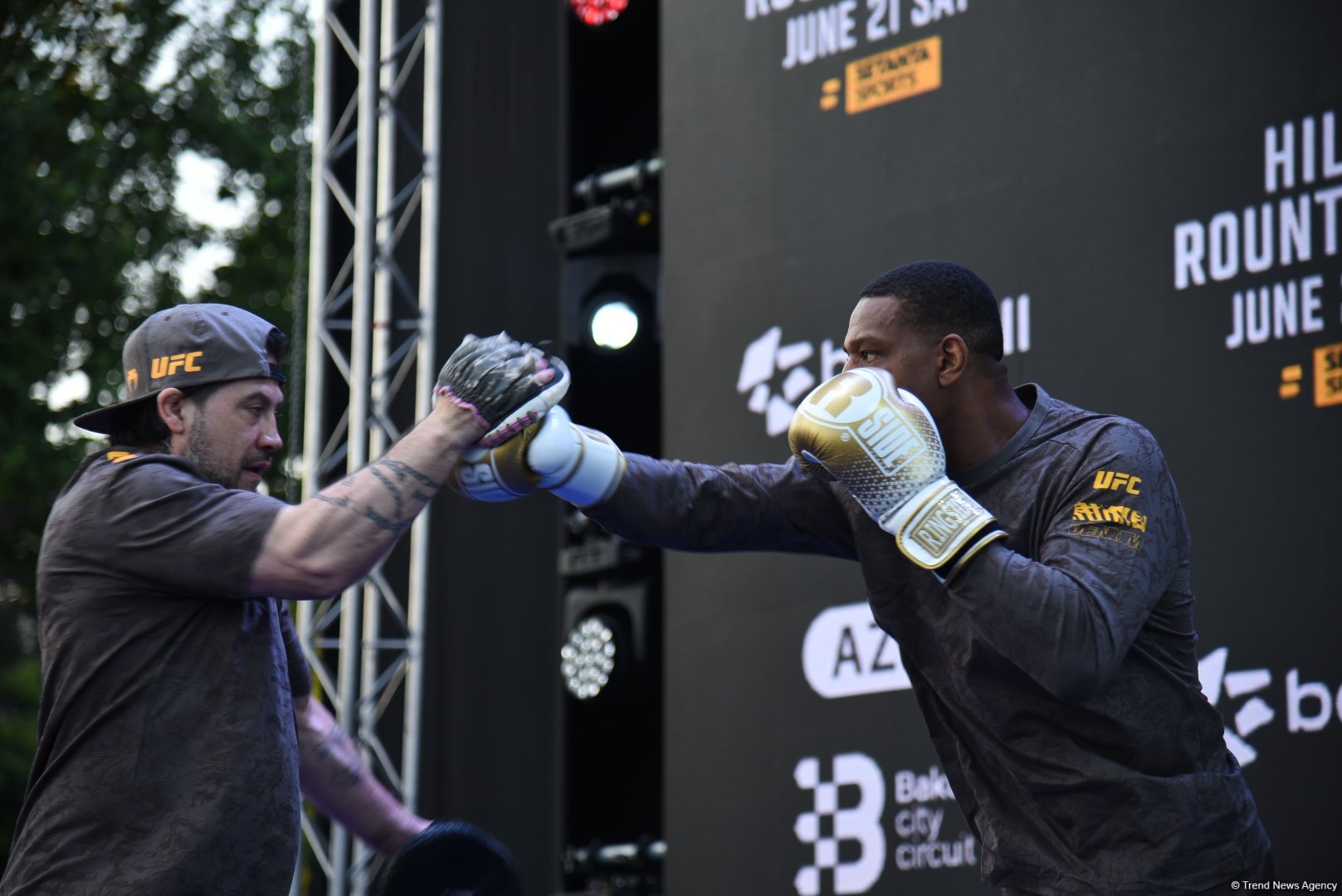 UFC на берегу Каспия: бойцы провели открытую тренировку в сердце Баку (ФОТО)