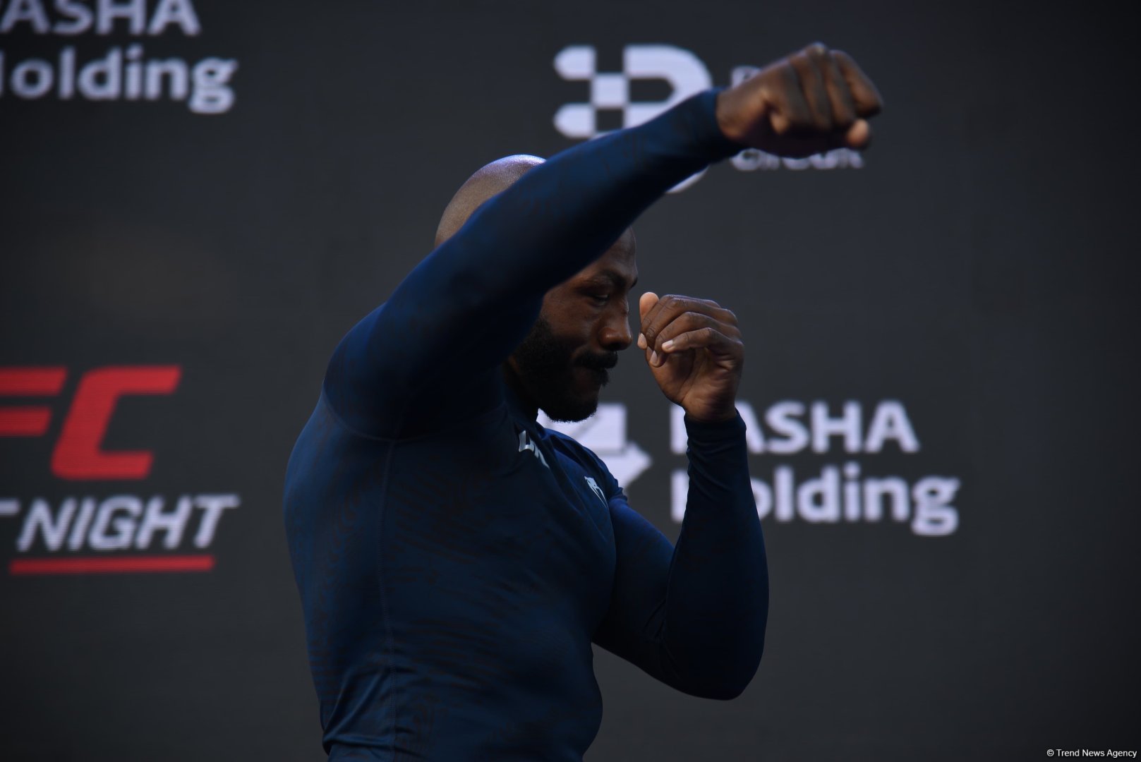 UFC на берегу Каспия: бойцы провели открытую тренировку в сердце Баку (ФОТО)