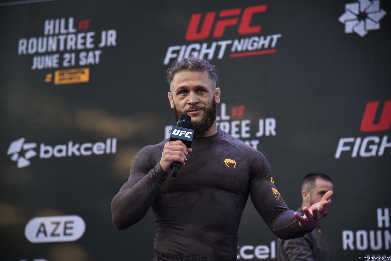 UFC на берегу Каспия: бойцы провели открытую тренировку в сердце Баку (ФОТО)