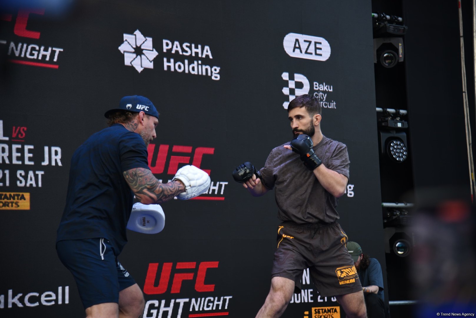 UFC на берегу Каспия: бойцы провели открытую тренировку в сердце Баку (ФОТО)