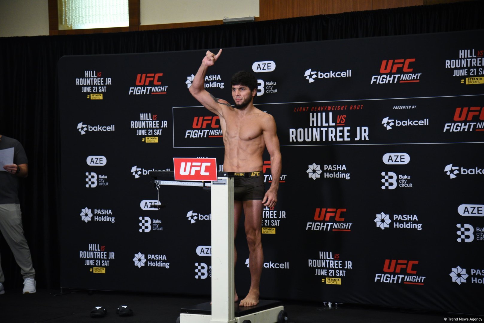 В Баку состоялась официальная церемония взвешивания участников UFC Fight Night (ФОТО)