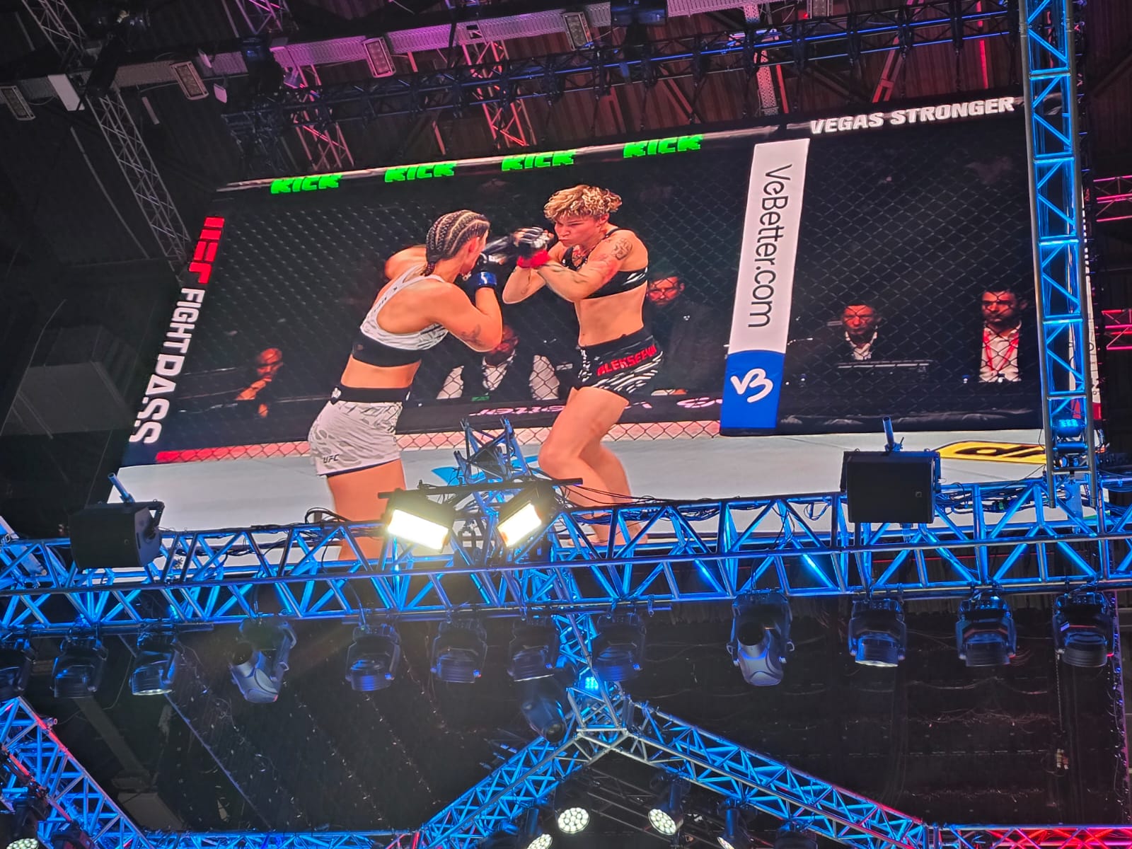 UFC Fight Night: Определилась победительница предварительного карда в полулегком  весе между бойцами из России и Польши (ФОТО)