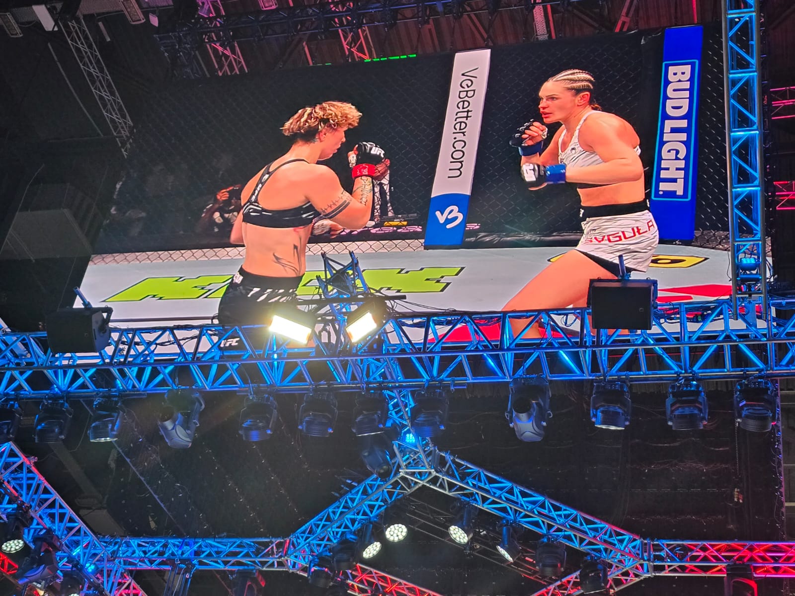 UFC Fight Night: Определилась победительница предварительного карда в полулегком  весе между бойцами из России и Польши (ФОТО)