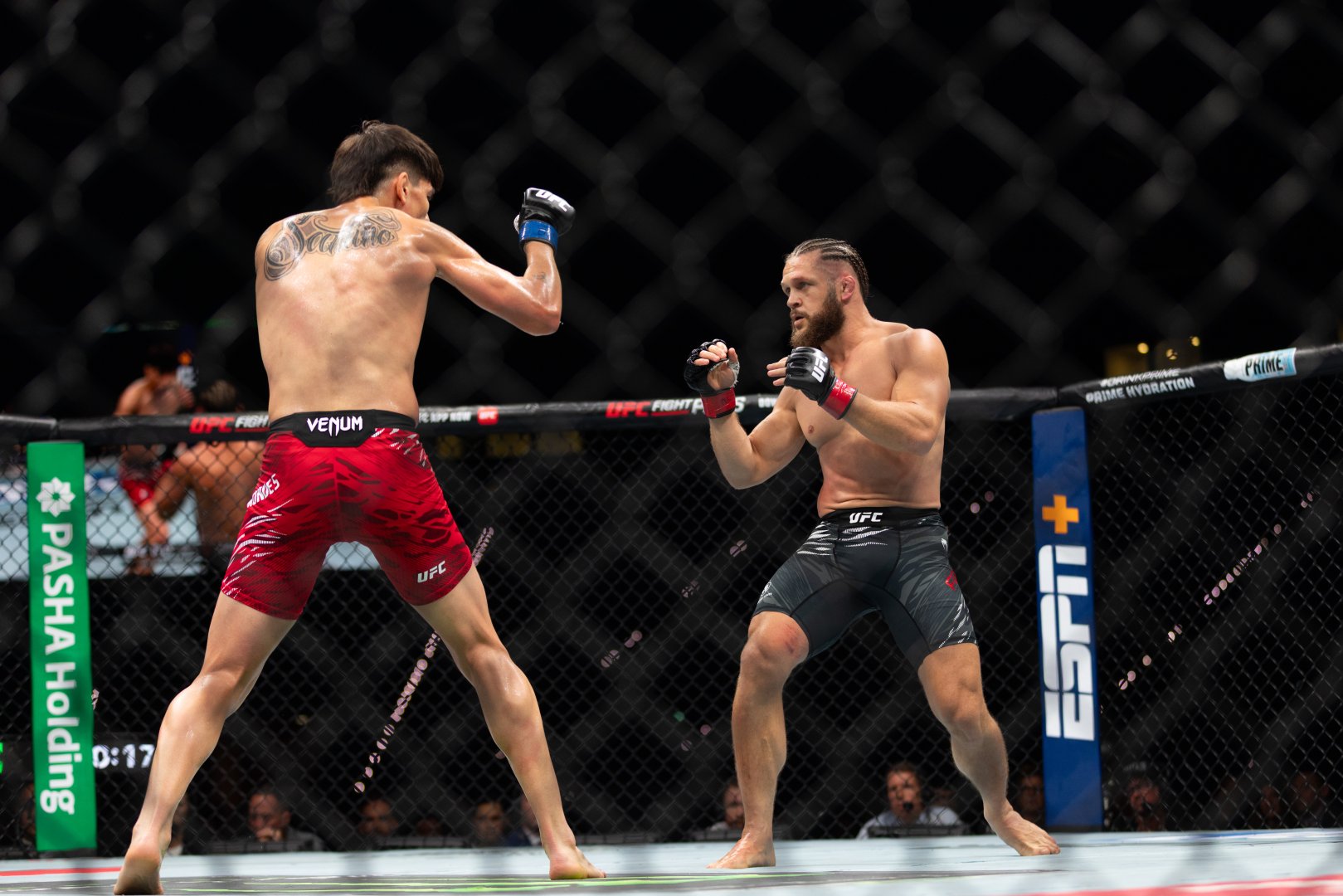 UFC Fight Night: Боец из Азербайджана Рафаэль Физиев стал победителем основного карда в легком весе (ФОТО)