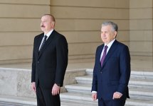 В Баку состоялась церемония официальной встречи Президента Узбекистана Шавката Мирзиёева (ФОТО/ВИДЕО)