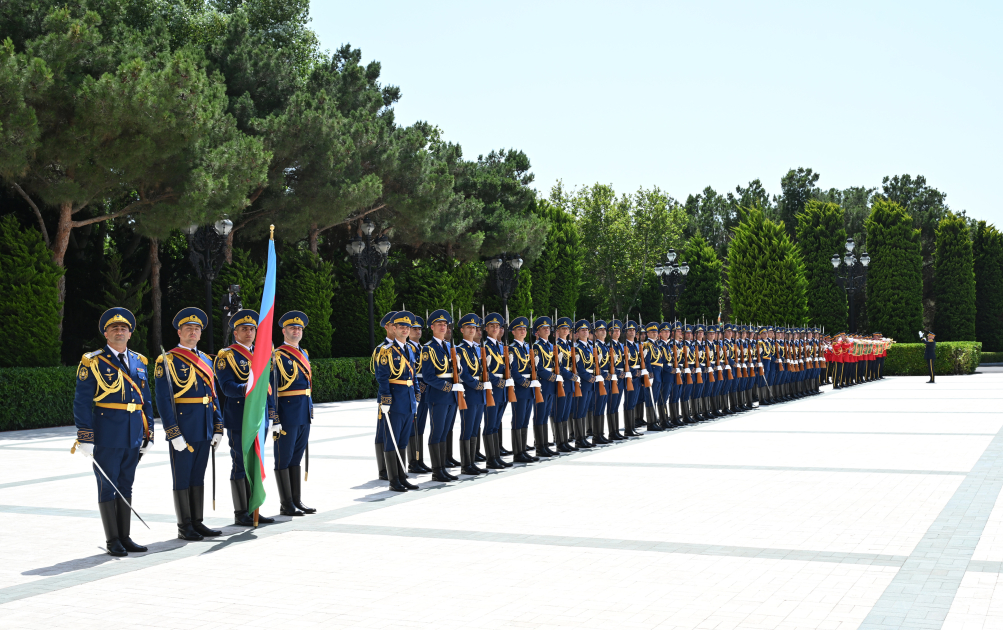 В Баку состоялась церемония официальной встречи Президента Узбекистана Шавката Мирзиёева (ФОТО/ВИДЕО)