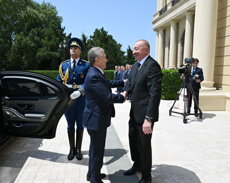 В Баку состоялась церемония официальной встречи Президента Узбекистана Шавката Мирзиёева (ФОТО/ВИДЕО)