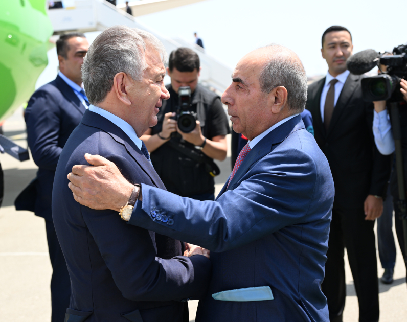 Президент Узбекистана прибыл с государственным визитом в Азербайджан (ФОТО)