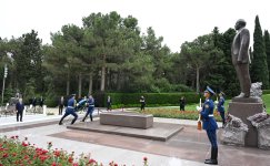 Президент Узбекистана почтил память великого лидера Гейдара Алиева на Аллее почетного захоронения (ФОТО)