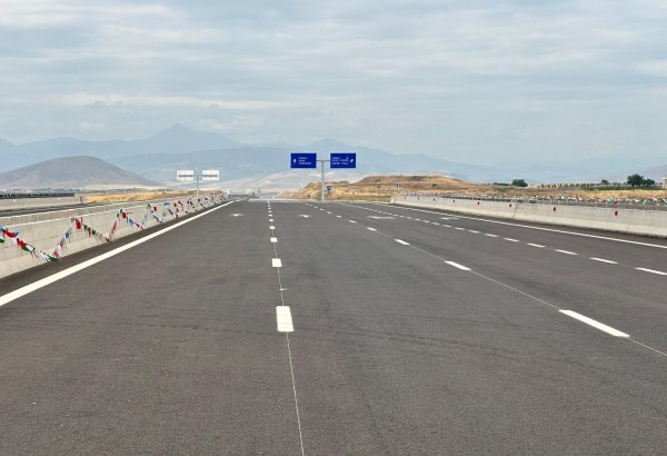 На каком этапе находятся работы по реконструкции дорог, охватывающих сёла Товузского и Гедабейского районов?