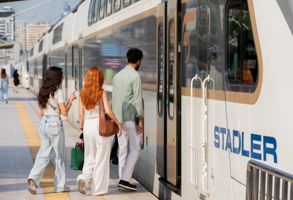 Назначен дополнительный поезд Баку - Гянджа к открытию III Игр СНГ (ФОТО)