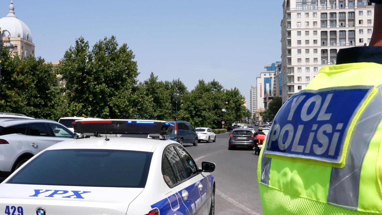 В Баку на ряде дорог будет временно ограничено движение транспорта