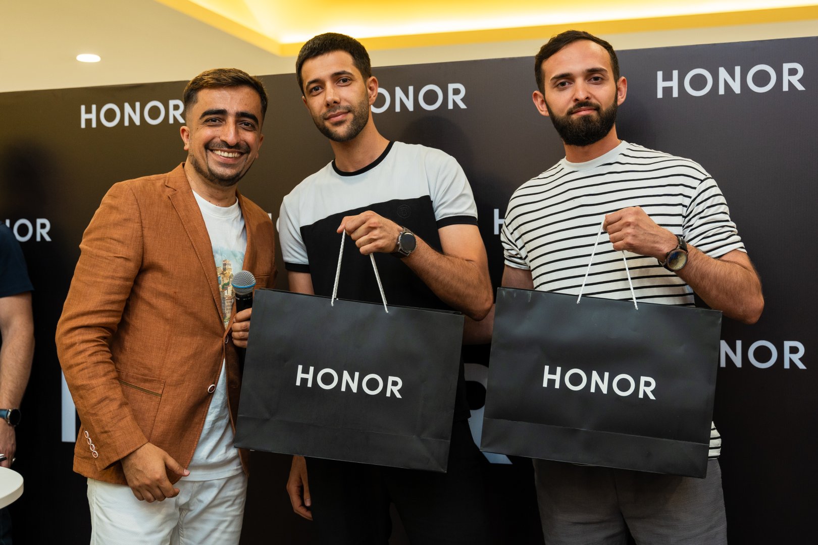 HONOR открывает первый фирменный магазин в Азербайджане (ФОТО)