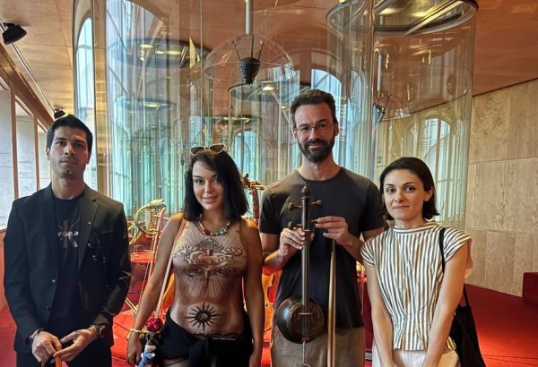Ульвия Махмуд подарила азербайджанскую кяманчу Музею музыки Барселоны (ФОТО)