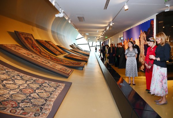 Дочь председателя Халк Маслахаты Туркменистана Огулджахан Атабаева посетила Азербайджанский национальный музей ковра (ФОТО)