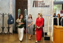 Дочь председателя Халк Маслахаты Туркменистана Огулджахан Атабаева побывала в Бакинском книжном центре (ФОТО)
