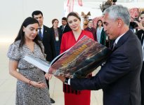 Дочь председателя Халк Маслахаты Туркменистана Огулджахан Атабаева посетила Центр Гейдара Алиева (ФОТО)