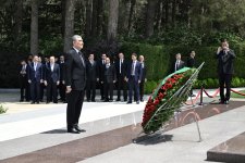 Председатель Халк Маслахаты Туркменистана посетил могилу великого лидера Гейдара Алиева на Аллее почетного захоронения (ФОТО)