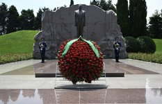 Председатель Халк Маслахаты Туркменистана посетил могилу великого лидера Гейдара Алиева на Аллее почетного захоронения (ФОТО)