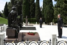 Председатель Халк Маслахаты Туркменистана посетил могилу великого лидера Гейдара Алиева на Аллее почетного захоронения (ФОТО)