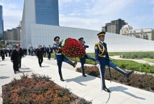 Председатель Халк Маслахаты Туркменистана Гурбангулы Бердымухамедов посетил Парк Победы в Баку (ФОТО)