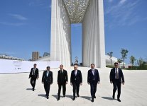 Председатель Халк Маслахаты Туркменистана Гурбангулы Бердымухамедов посетил Парк Победы в Баку (ФОТО)
