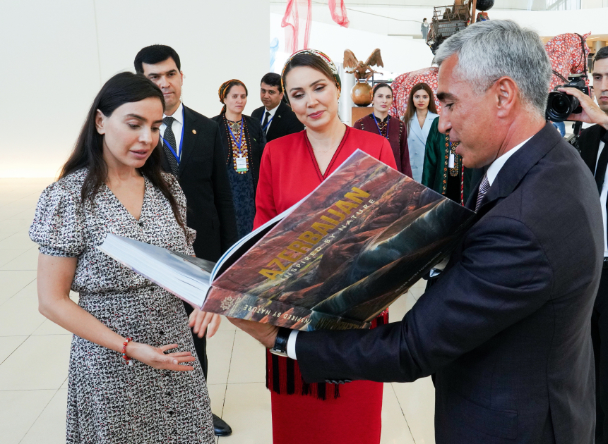 Дочь председателя Халк Маслахаты Туркменистана Огулджахан Атабаева посетила Центр Гейдара Алиева (ФОТО)