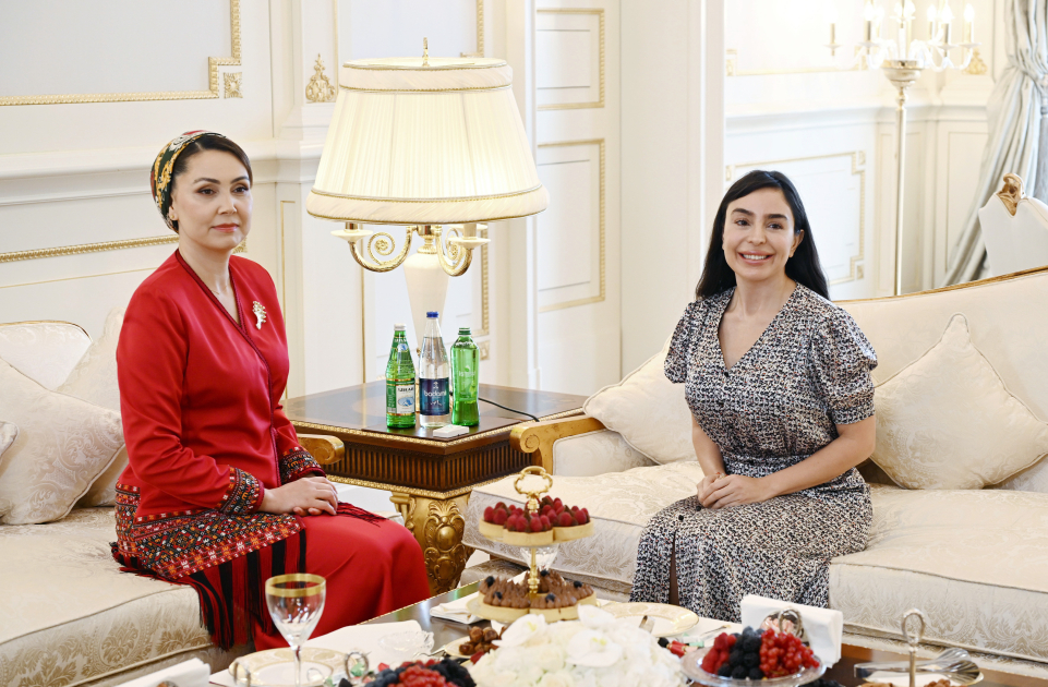 Вице-президент Фонда Гейдара Алиева Лейла Алиева встретилась с дочерью председателя Халк Маслахаты Туркменистана Огулджахан Атабаевой (ФОТО)