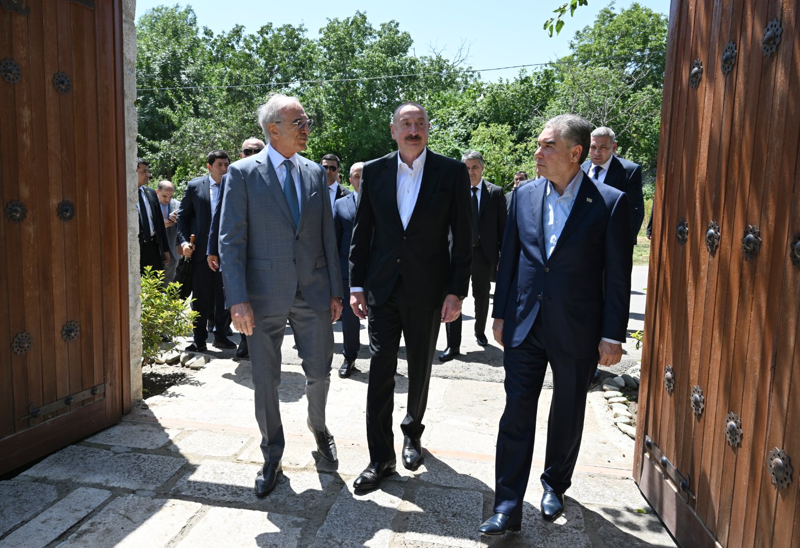 Президент Ильхам Алиев и председатель Халк Маслахаты Туркменистана посетили дом-музей Бюльбюля в Шуше (ФОТО)