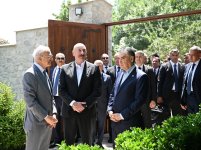 Президент Ильхам Алиев и председатель Халк Маслахаты Туркменистана посетили дом-музей Бюльбюля в Шуше (ФОТО)