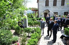 Президент Ильхам Алиев и председатель Халк Маслахаты Туркменистана посетили дом-музей Бюльбюля в Шуше (ФОТО)